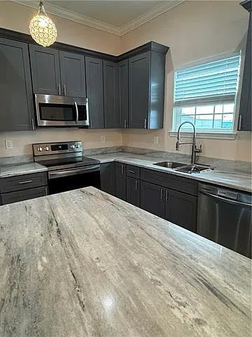 3 bed, 3.0 bath, 1359 sqft, $2,150 — Photo 3