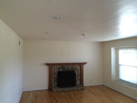 2nd image of 2325 Nutwood Ave