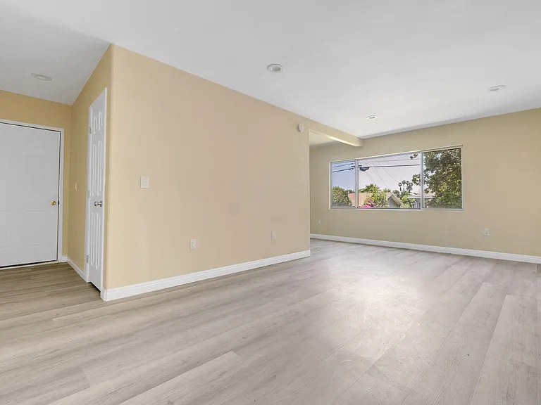 1070 W Kensington Rd #2 — Photo 5