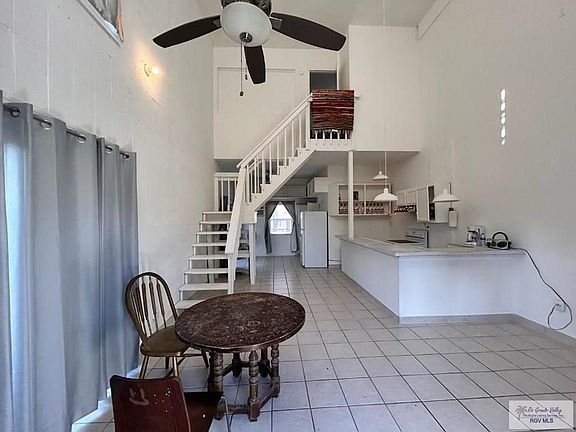 2nd image of 112 W Pompano St