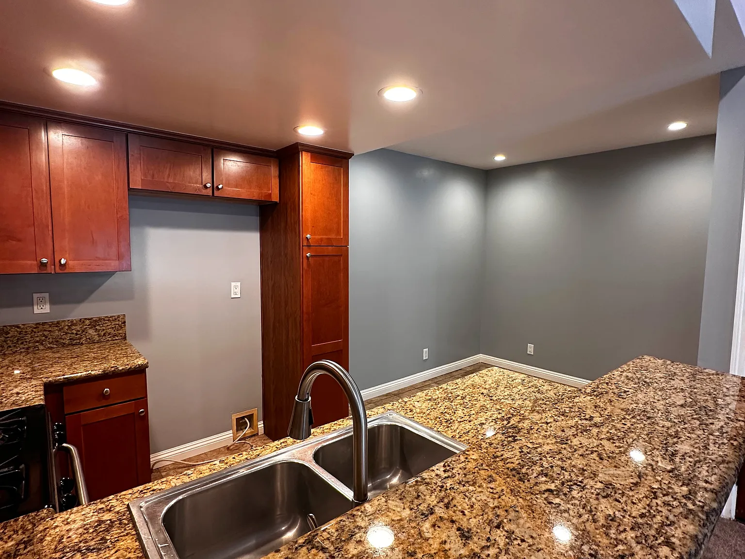 2 bed, 900 sqft, $2,200 — Photo 3