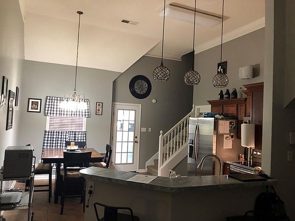 3rd image of 4073 Sidlehill Dr