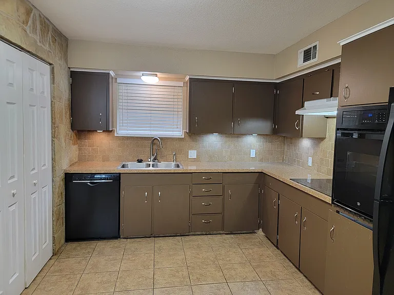 1312 Lafayette Dr — Photo 5