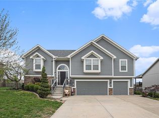 1104 E 15th St, Kearney, MO 64060