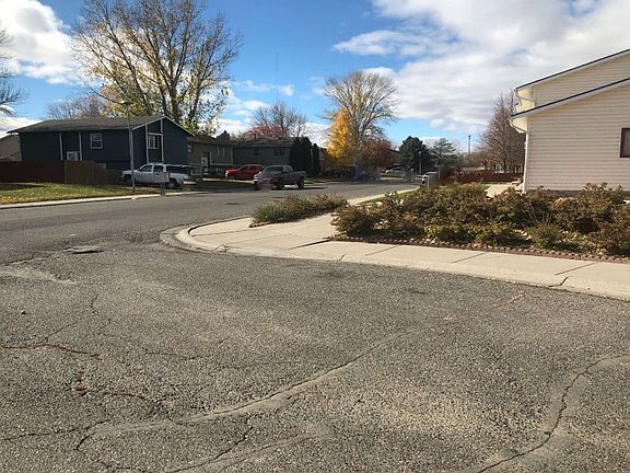 5th image of 3921 Cambridge Dr