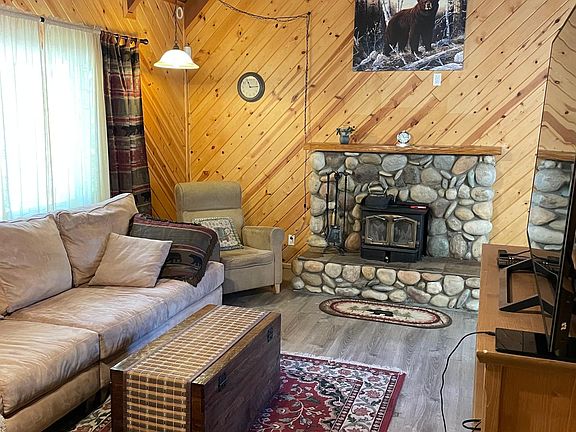 3rd image of 1021 Mountain Ln
