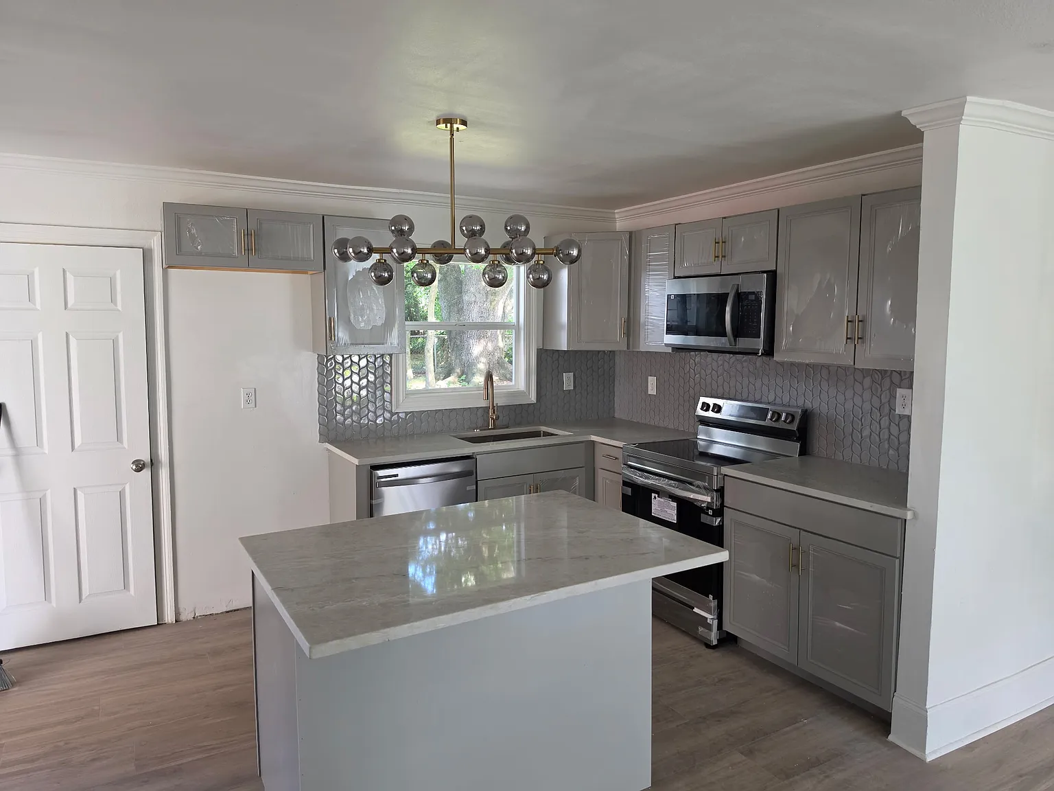 3 bed, 1000 sqft, $1,900 — Photo 2