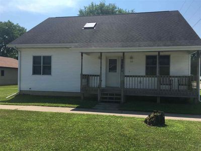 212 1st St NE, New Albin, IA, 52160