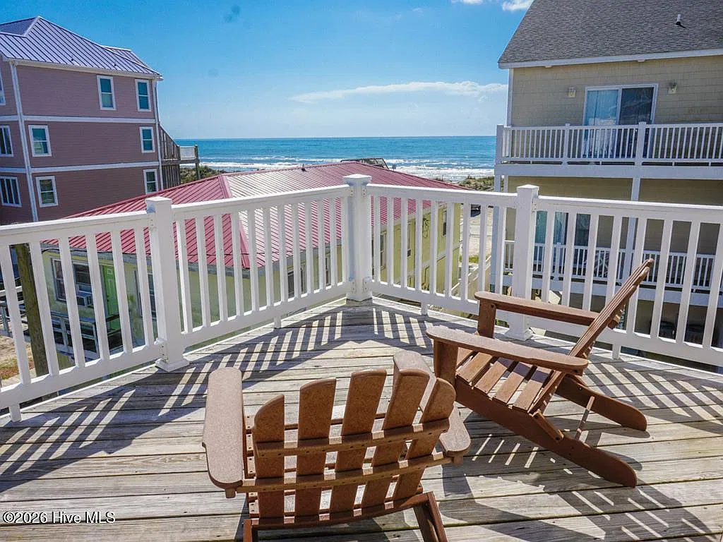 4 bed, 3.5 bath, 1977 sqft, $2,100 — Photo 2