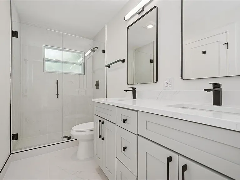 2655 Bay St — Photo 15