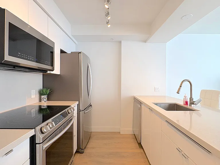 1288 Alberni St #403 — Photo 6
