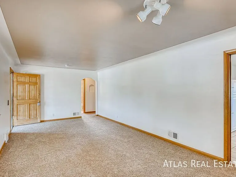 2714 N Grove St — Photo 11
