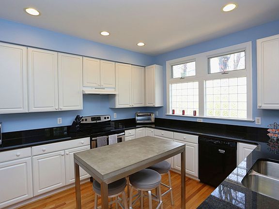 3rd image of 323 Columbia Pl E #E-1