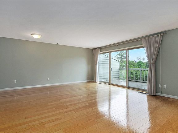 4th image of 689 Watersedge Dr
