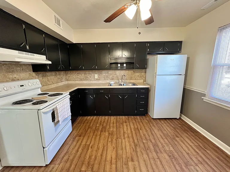 Mayfair Apartments — Photo 45