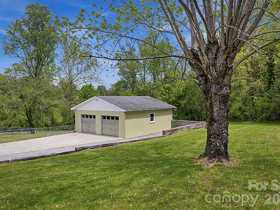 3rd image of 2566 Andrews Cir