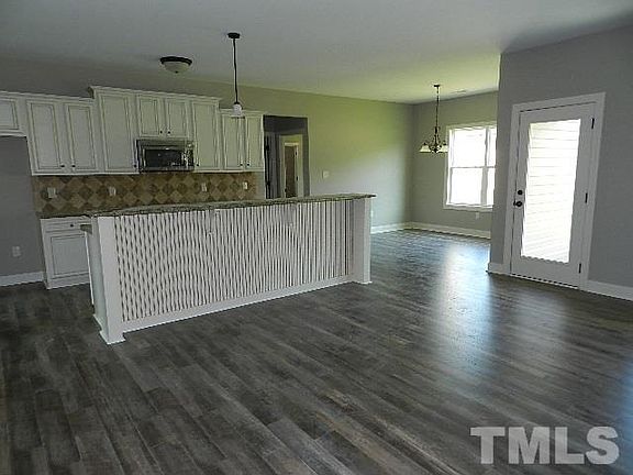 5th image of 223 Kaspurr Dr