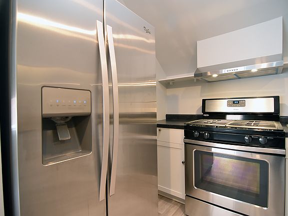 4th image of 220 N Austin Blvd #3