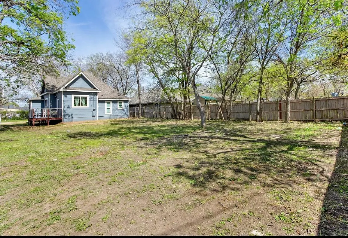 704 E Chaffin St — Photo 2
