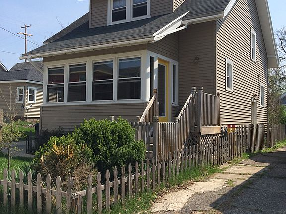 2nd image of 836 Baldwin St SE