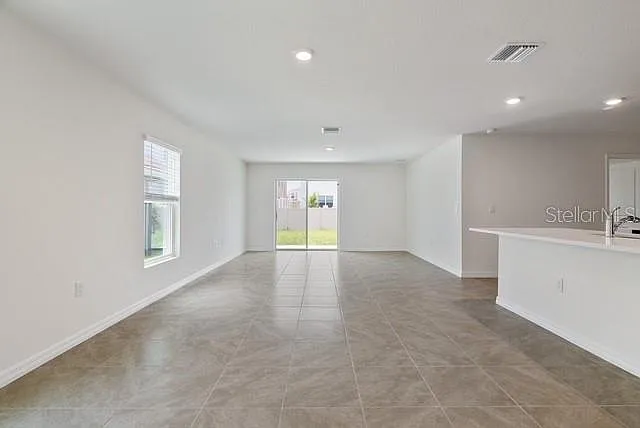 5 bed, 3.0 bath, 2481 sqft, $2,400 — Photo 3