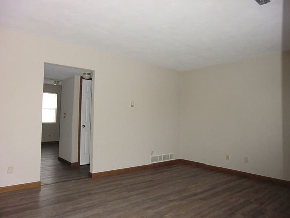 2nd image of 24 Heritage Pl #24