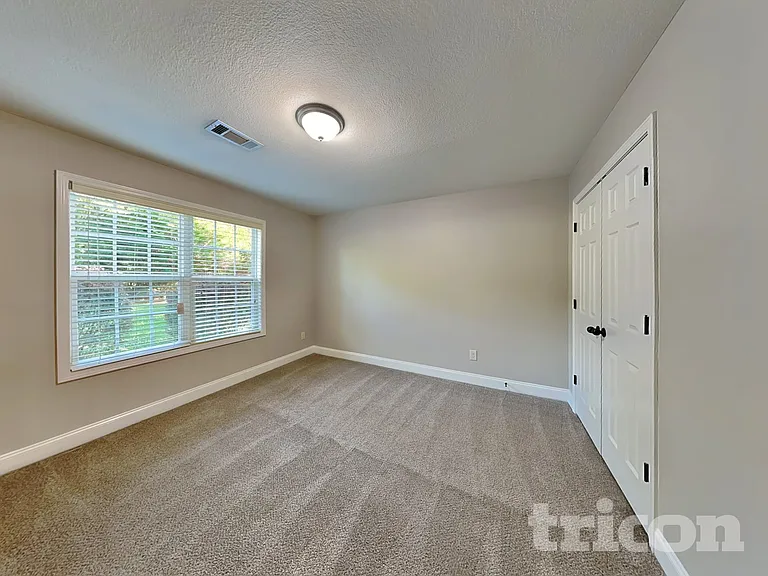 231 W Oak St — Photo 9