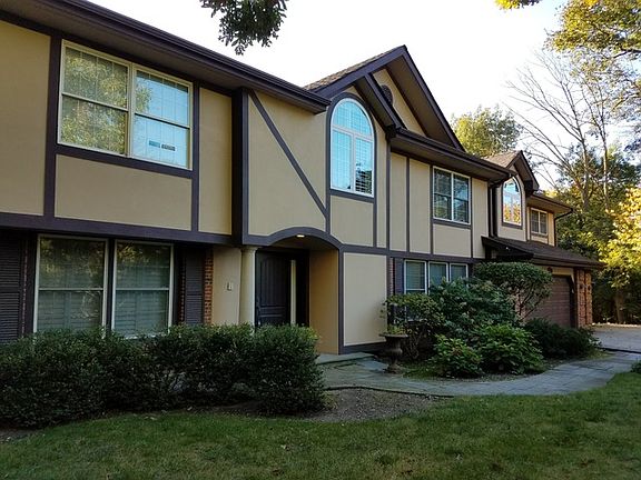 2nd image of 998 Saxony Dr