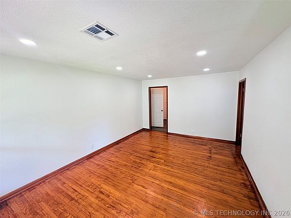5th image of 525 Locust St