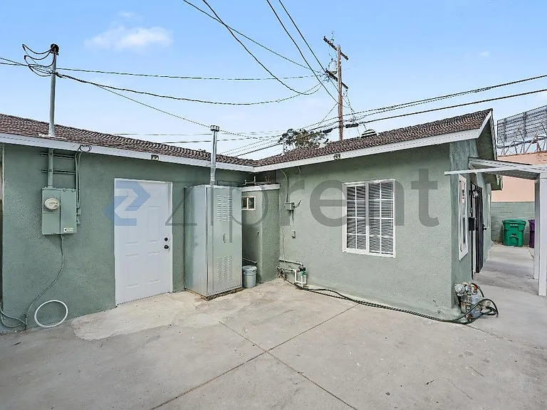 515 E 55th St — Photo 16