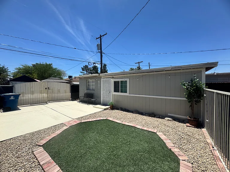 2104 Ash Ave — Photo 25