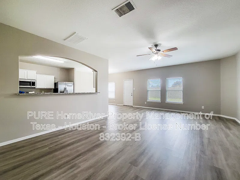 4 bed, 2.5 bath, 2326 sqft, $2,245 — Photo 4