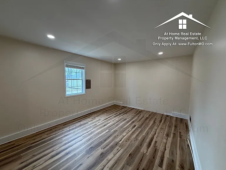 703 W 7th St — Photo 21