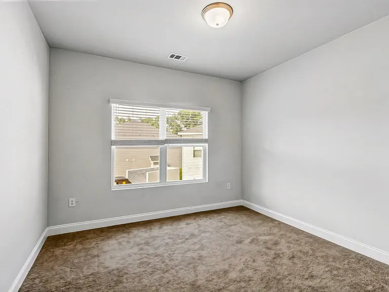 Hickory Grove Apartments — Photo 18