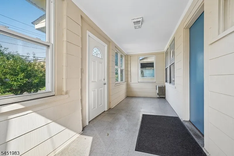 3 bed, 1.0 bath, $2,700 — Photo 3