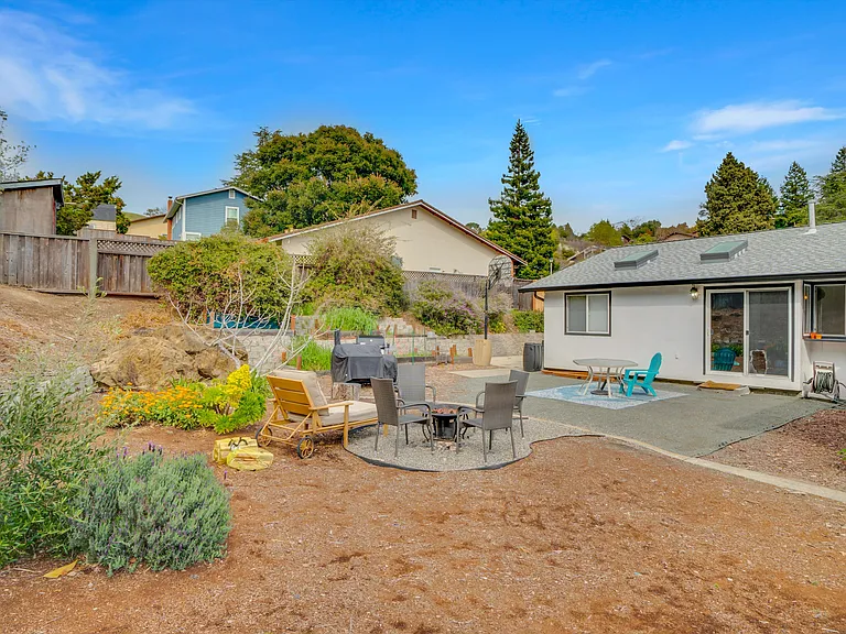 Moraga Dr — Photo 38