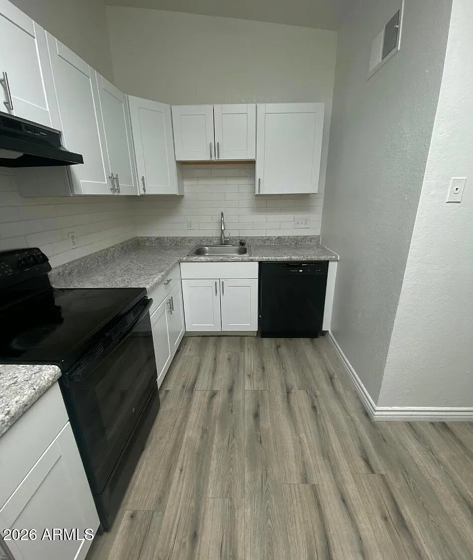 2 bed, 1.0 bath, 840 sqft, $1,300 — Photo 2