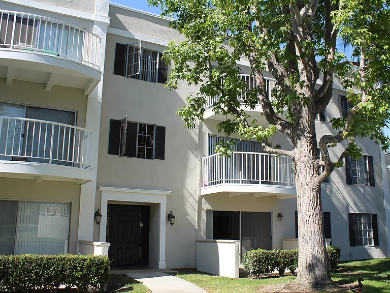 Versailles on the Lake Apartments — Photo 50