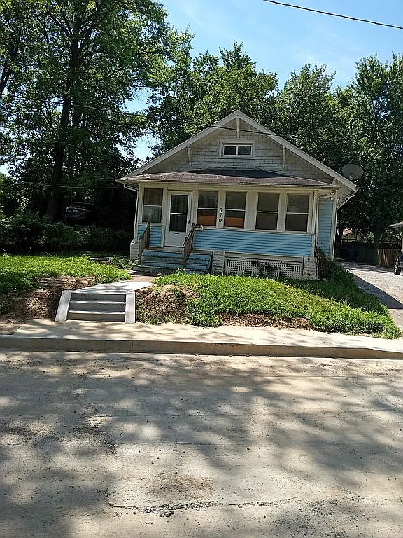 670 Chapman St photo 1