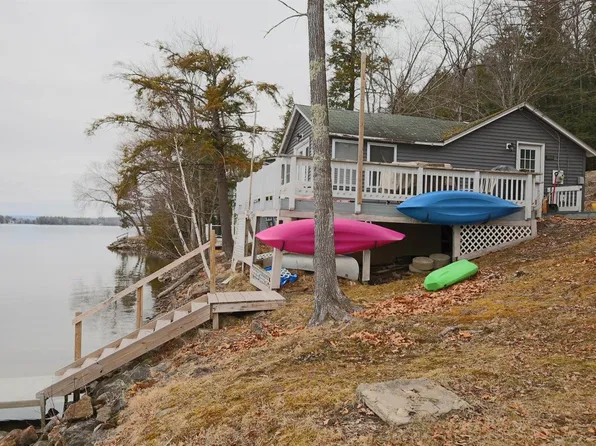 464 Memorial Dr, Winthrop, ME 04364