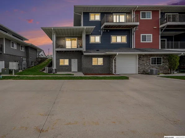 5928 N 158th Plz, Omaha, NE 68116