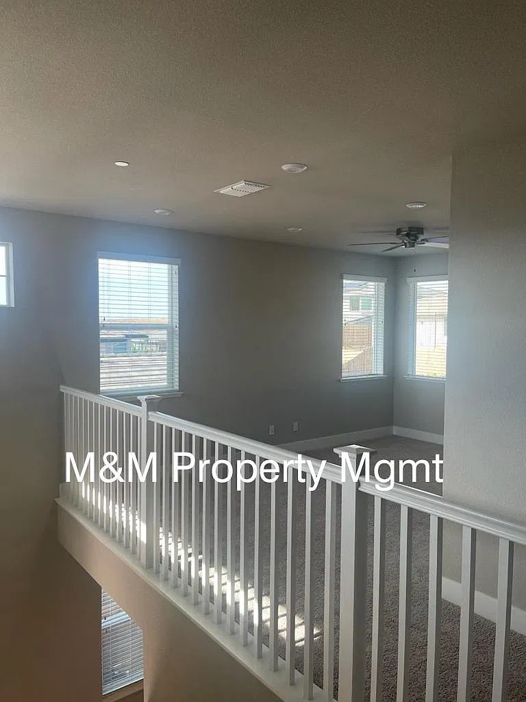 3 bed, 2.5 bath, 2296 sqft, $3,495 — Photo 2
