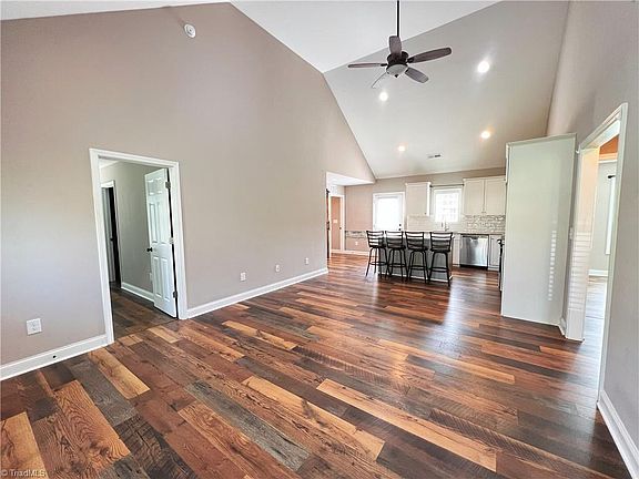 3rd image of 105 N 12th Ave