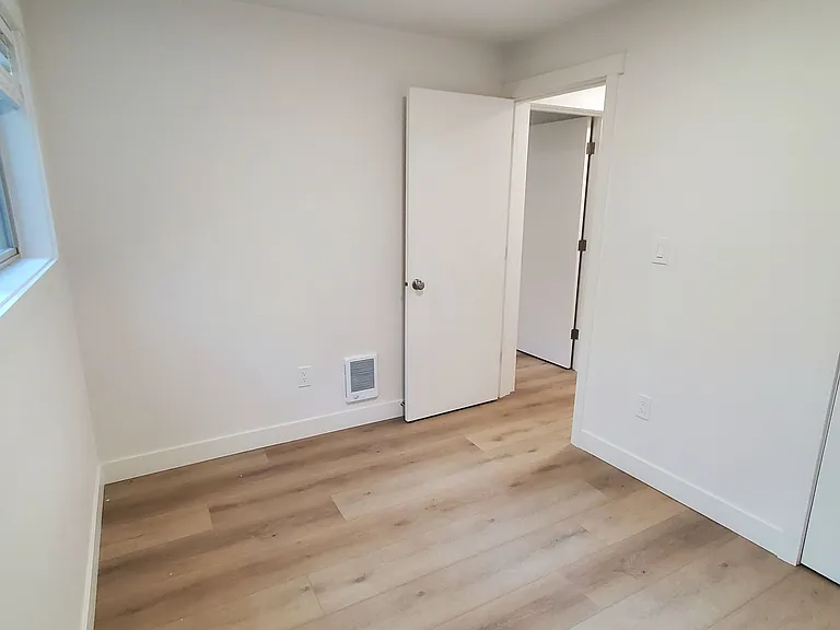 Royal Anne Apartments — Photo 9