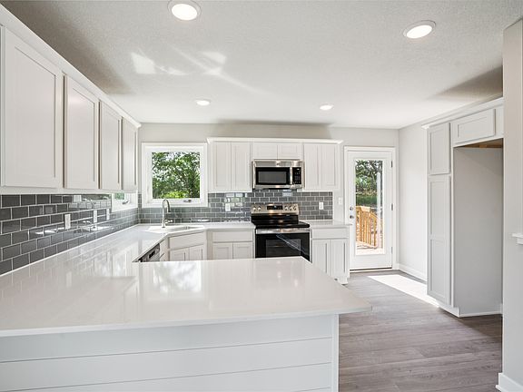 2nd image of 201 S Walnut Dr