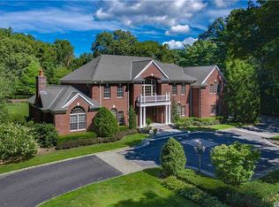 2042 Ridge Rd, Muttontown, NY 11791