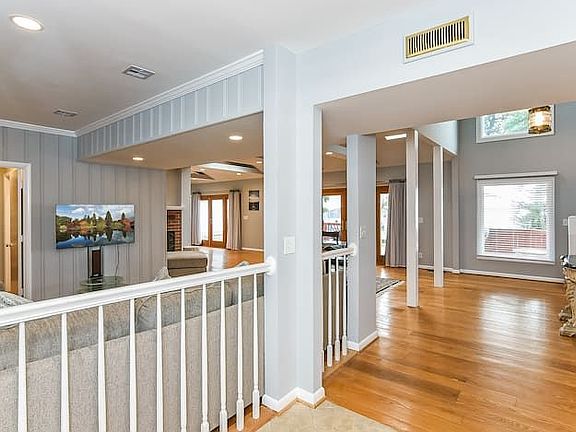 4th image of 919 Bryant Ave