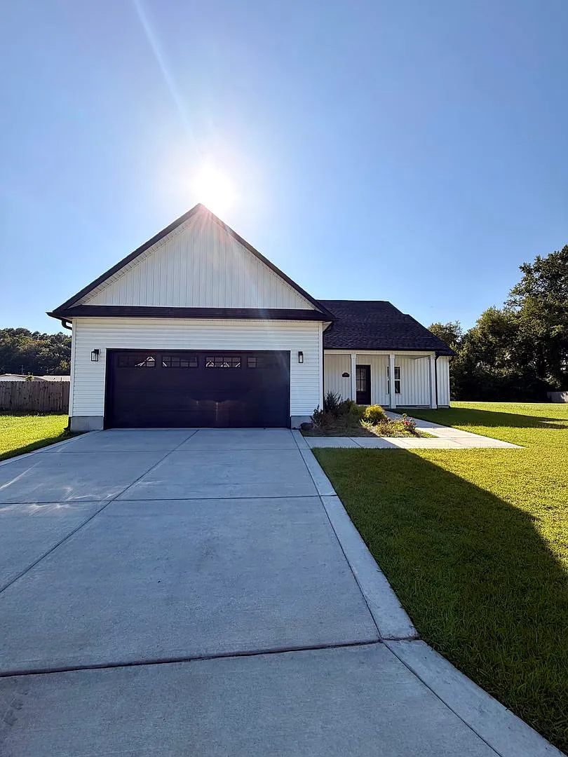 Newer 3 Bedroom Home In Richlands — Photo 1
