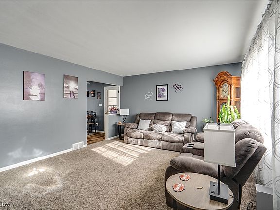 3rd image of 810 Leecrest St NW