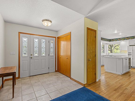 2nd image of 2100 Carey Pl